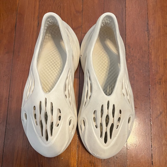 Yeezy Foam Runner ‘Sand’ Size 10 - Picture 3 of 4